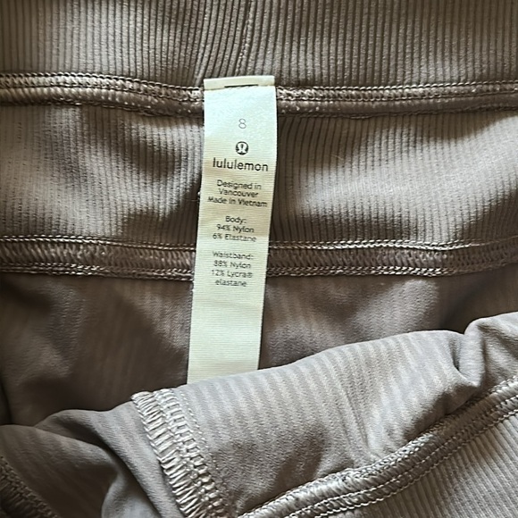 Lululemon sz 8 Dance Studio Crop *25" Lunar Rock, excellent condition like new - Picture 4 of 13